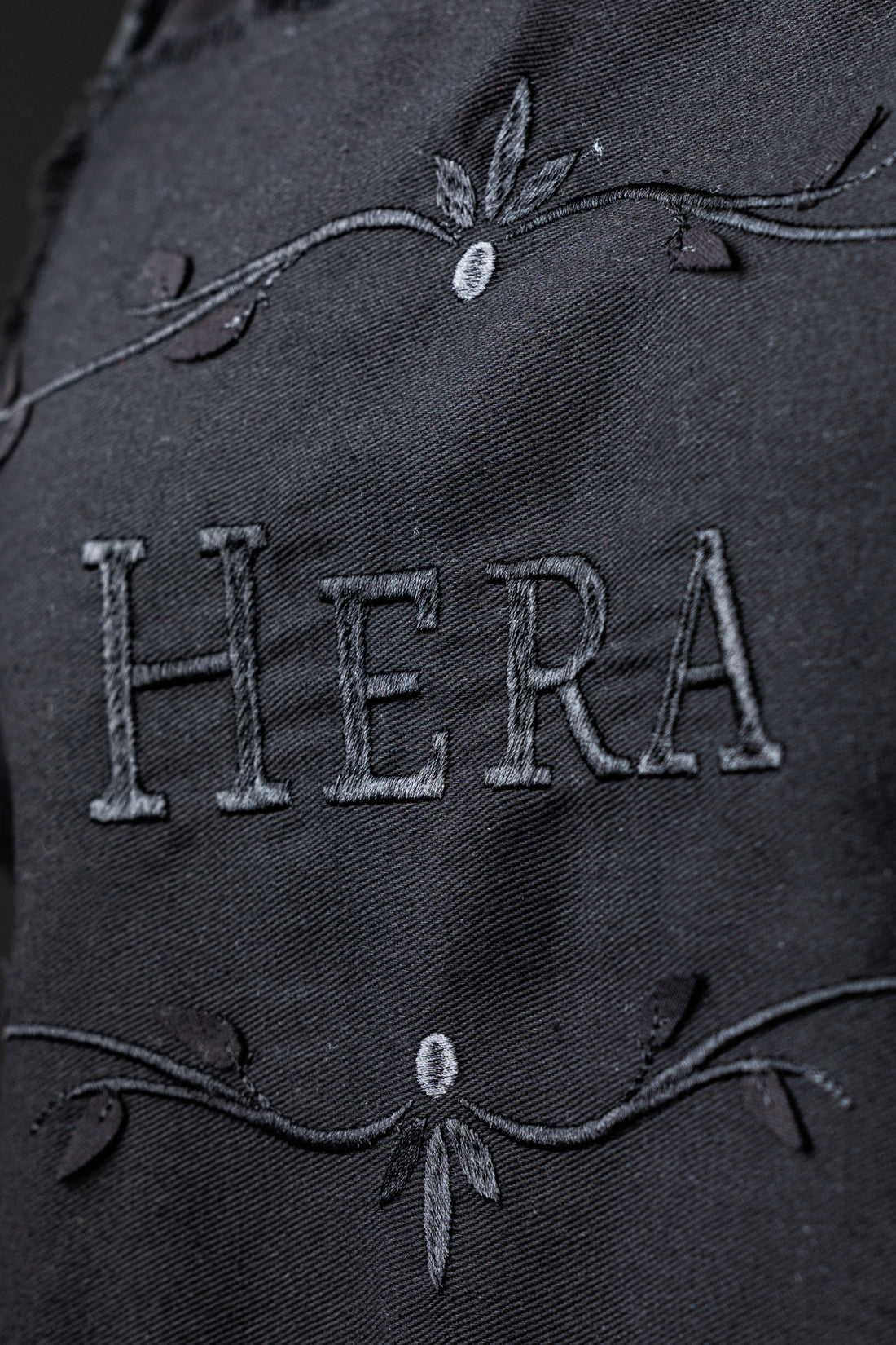 Sudadera negra con capucha &quot;Hera&quot; - Mujer